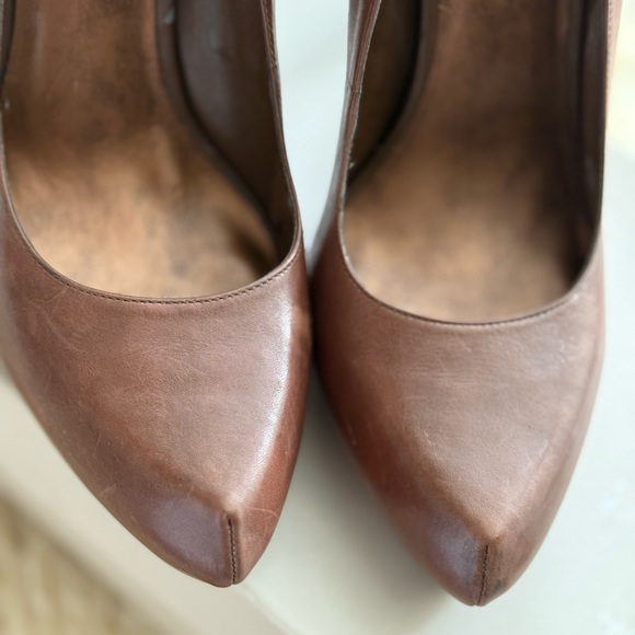 BCBG COCO brown pump, lightly worn. - Picture 2 of 3